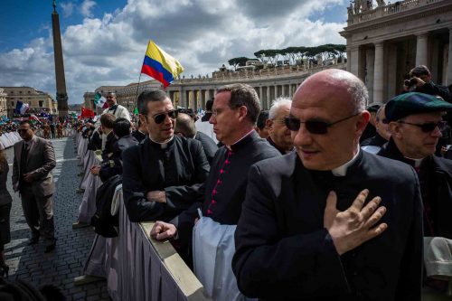 Roma, 19.3.2013.Pope Francis urged princes, presidents, sheiks and thousands of ordinary people gathered for his installation Mass on Tuesday to protect the environment, the weakest and the poorest, mapping out a clear focus of his priorities as leader of the world’s 1.2 billion Catholics.

The Argentine native is the first pope from Latin America and the first named for the 13th-century friar St. Francis of Assisi, whose life’s work was to care for nature, the poor and most disadvantaged. Echoing the gentleness for which St. Francis is known, the pope said a little bit of tenderness can “open up a horizon of hope.”

The Vatican said between 150,000-200,000 people attended the Mass, held under bright blue skies after days of chilly rain and featuring flag-waving fans from around the world. “Shalom!” read one banner, Hebrew for “Peace.” “Viva il Papa” read another, “Long live the pope.” In Buenos Aires, thousands of people packed the central Plaza di Mayo square to watch the celebration on giant TV screens. Pope Francis thrilled tens of thousands of people on Tuesday gathered for his installation Mass, taking a long round-about through St. Peter's Square. there where