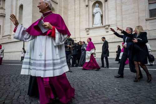 Roma, 19.3.2013.Pope Francis urged princes, presidents, sheiks and thousands of ordinary people gathered for his installation Mass on Tuesday to protect the environment, the weakest and the poorest, mapping out a clear focus of his priorities as leader of the world’s 1.2 billion Catholics.

The Argentine native is the first pope from Latin America and the first named for the 13th-century friar St. Francis of Assisi, whose life’s work was to care for nature, the poor and most disadvantaged. Echoing the gentleness for which St. Francis is known, the pope said a little bit of tenderness can “open up a horizon of hope.”

The Vatican said between 150,000-200,000 people attended the Mass, held under bright blue skies after days of chilly rain and featuring flag-waving fans from around the world. “Shalom!” read one banner, Hebrew for “Peace.” “Viva il Papa” read another, “Long live the pope.” In Buenos Aires, thousands of people packed the central Plaza di Mayo square to watch the celebration on giant TV screens. Pope Francis thrilled tens of thousands of people on Tuesday gathered for his installation Mass, taking a long round-about through St. Peter's Square. there where