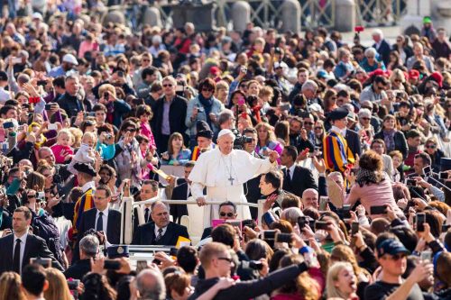 Rome, Italy, 5 april 2017.“Mafiosi think they can defeat evil with evil, so they seek revenge and do the things we all know about, but they do not know what humility, mercy and gentleness are. This is because Mafiosi do not have hope. Think about this!”. Pope Francis made these off-the-cuff remarks in front of a crowd of over 15,000 faithful present in St Peter’s Square today.