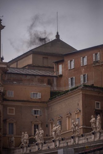 Roma, Italia.13.3.2013. Inizia il secondo giorno di votazioni per eleggere il successore di Papa Benedetto XVI