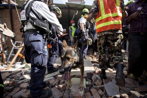 Kathmandu, Nepal, 13 may 2015. Rescatistas buscan sobrevivientes al interior de un internet cafe derrumado. Un terremoto de 7.4 sacude nuevamente la ciudad de Kathmandu a unos 8