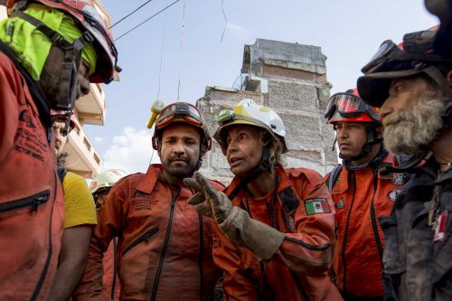Kathmandu, Nepal, 13 may 2015.Un grupo de rescatistas mexicanos busca sobrevivientes en un internet cafe que se acaba de derrumbar. Un terremoto de 7.4 sacude nuevamente la ciudad de Kathmandu a unos 8