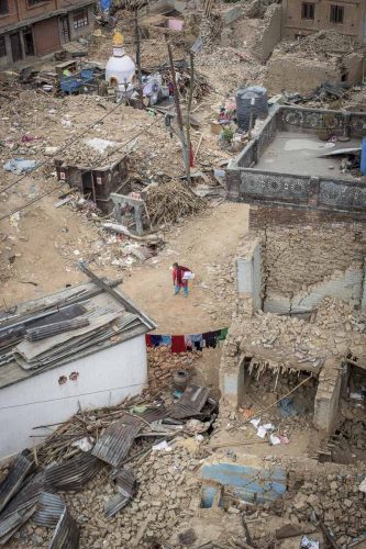 Nepal, 15 may 2015.Habitantes del pueblo de Dharmasthali intentan volver a la normalidad.