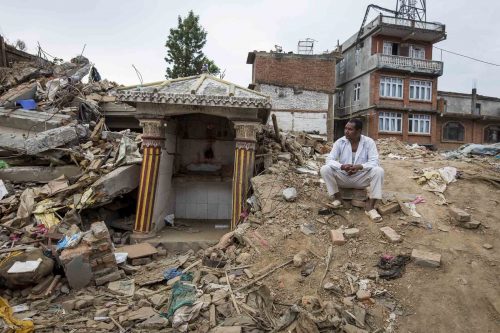 Nepal, 15 may 2015.Habitantes del pueblo de Dharmasthali intentan volver a la normalidad.
