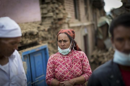 Nepal, 15 may 2015.Habitantes del pueblo de Dharmasthali miran como lo que queda de sus casas es demolido.