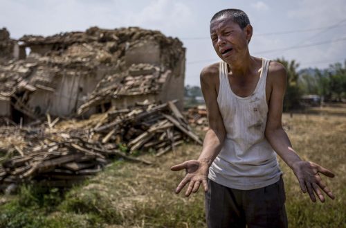 Nepal, 19 may 2015. Un hombre llora al frente de su casa destruyda por el terremoto del 25 abril en Kalitar.