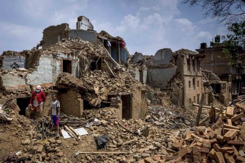 Nepal, 19  may 2015.MINA DONJOL IOET, EN FRENTE A SU CASA DONDE MURIÓ SU HIJA DE 8 AÑOS DURANTE EL TERREMOTO DEL 25 ABRIL.