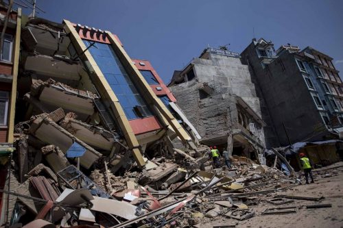 Kathmandu, Nepal, 13 may 2015. Un edificio se acaba de derrumbar.Un terremoto de 7.4 sacude nuevamente la ciudad de Kathmandu a unos 8