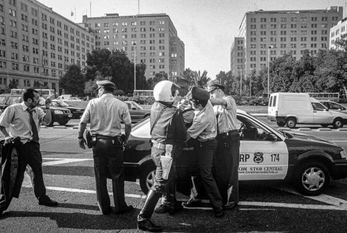 Santiago de Chile, 2003-2006: Arresting a guy who tried to still an handbag, while same pedestrian is defending him